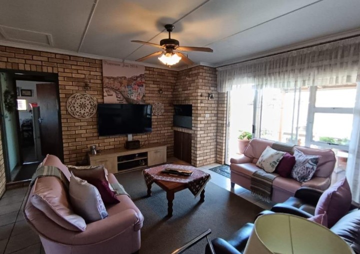 5 Bedroom Property for Sale in Wavecrest Eastern Cape
